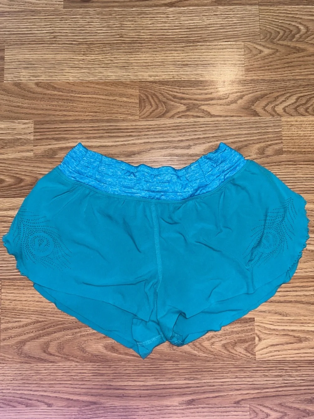 EUC lululemon athletica Teal Blue Athletic Scalloped Peacock Shorts - Picture 1 of 5